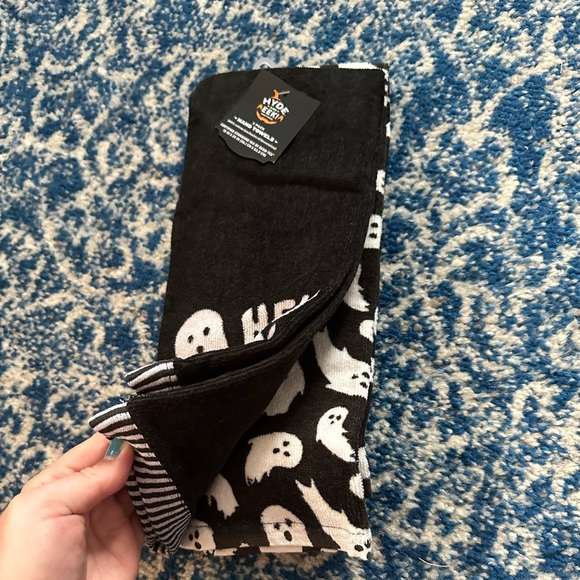 Hyde & Eek! Halloween Bathroom hand towel Hey Boo ghosts - Picture 3 of 7